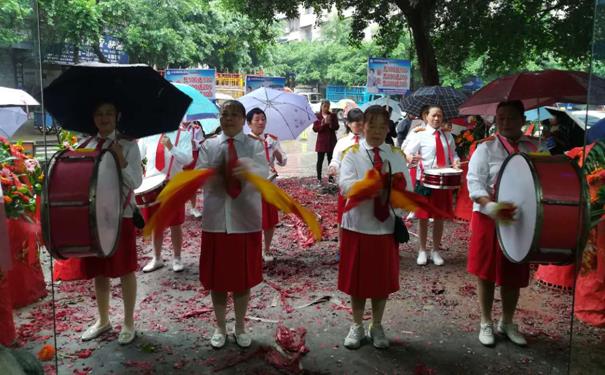 在大学城投资开干洗加盟店赚钱吗